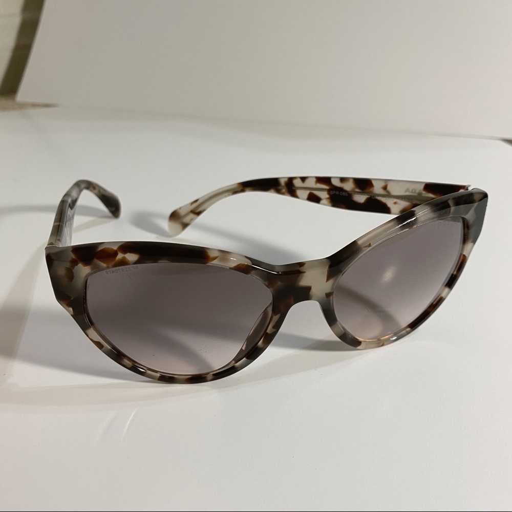 Prada Sunglasses Cat-eye Style Tortoise Pattern